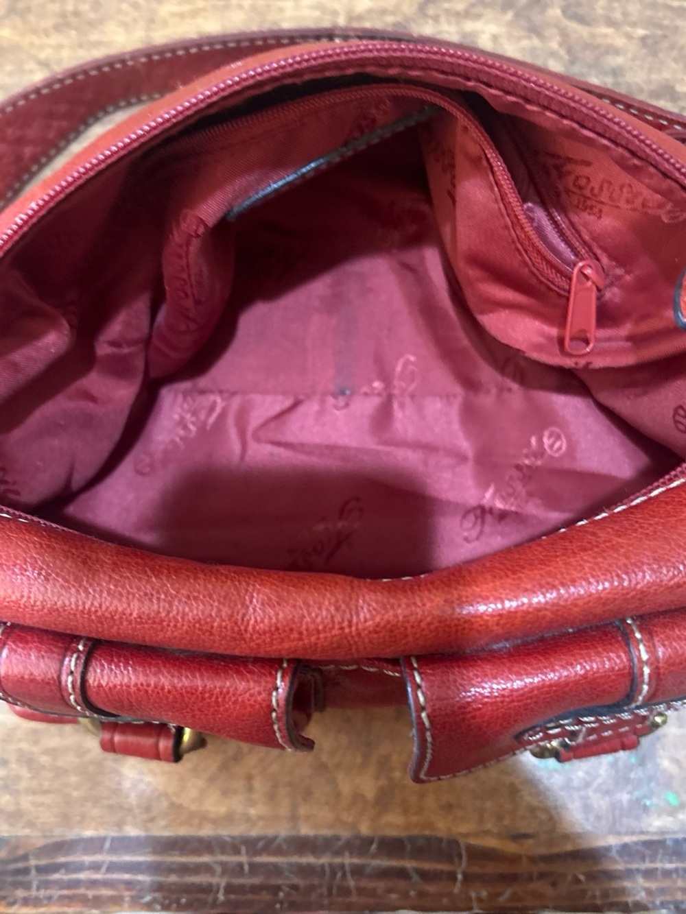 Fossil Red Leather Shoulder Bag with Gold Hardware Classic Women’s Handbag - Picture 5 of 6